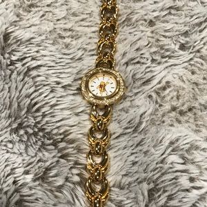 >Cute winne the Pooh vintage gold watch!!